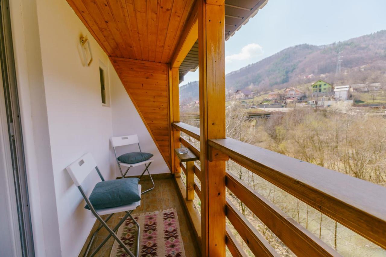 Casa Vio Guest House Nehoiu Bagian luar foto