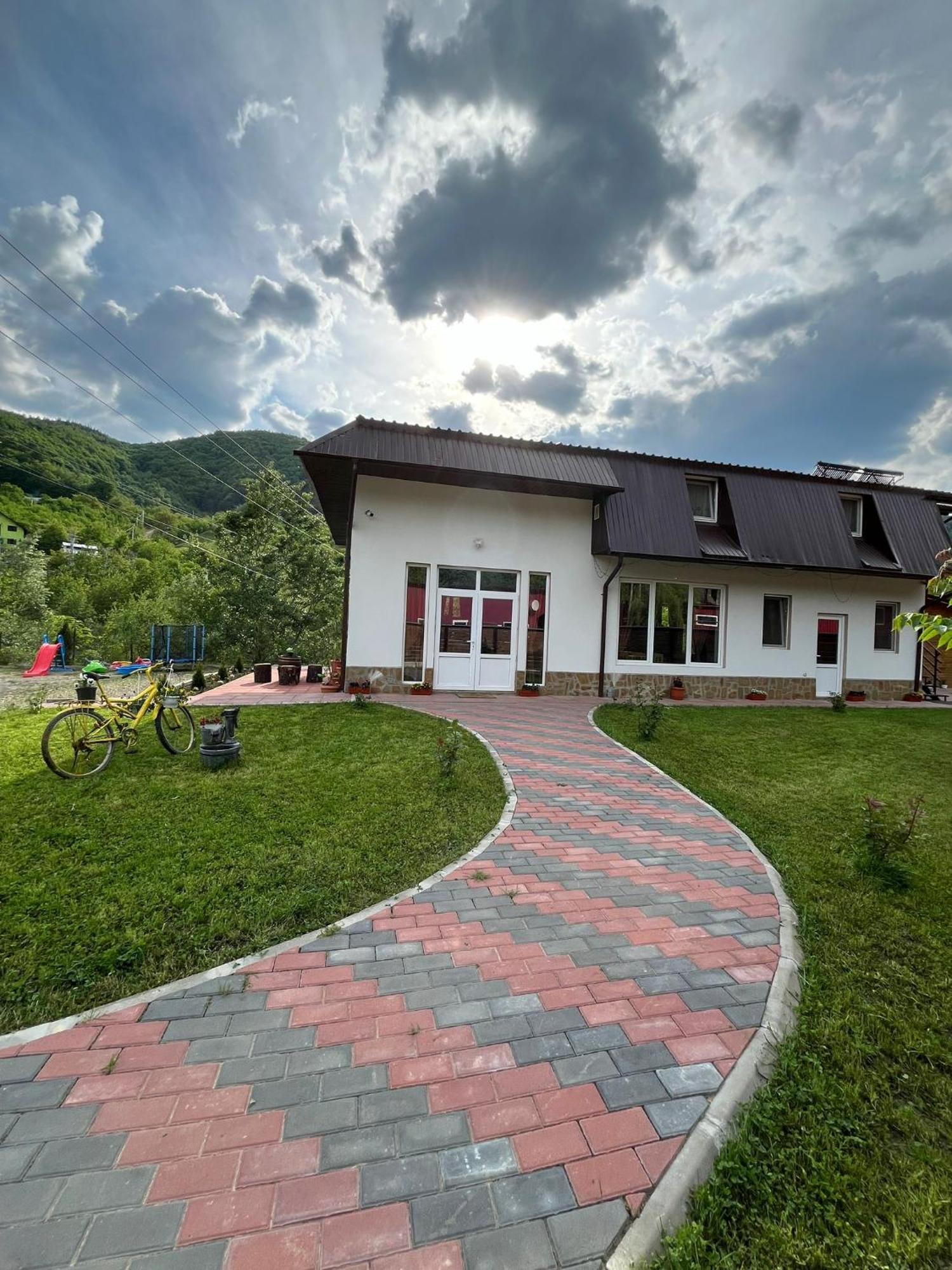 Casa Vio Guest House Nehoiu Bagian luar foto