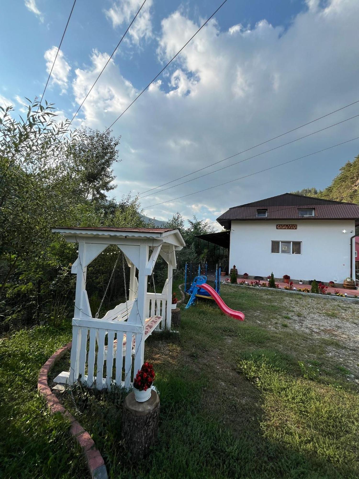 Casa Vio Guest House Nehoiu Bagian luar foto