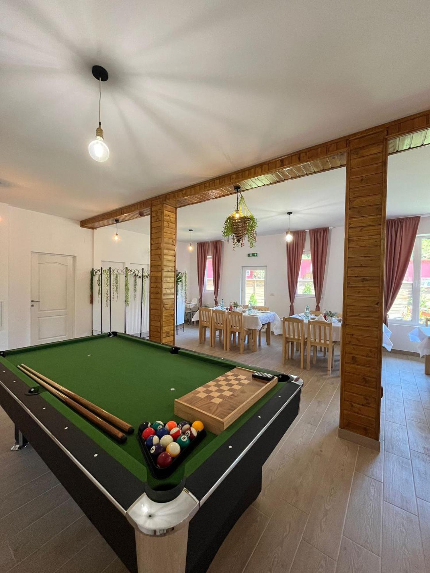 Casa Vio Guest House Nehoiu Bagian luar foto